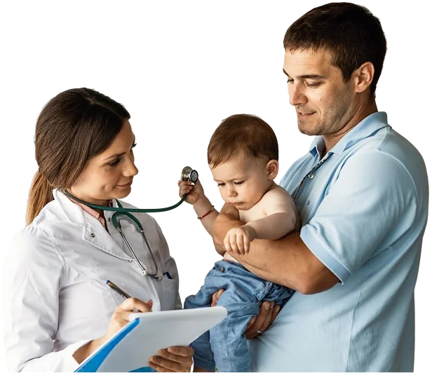 Pai segurando bebê enquanto pediatra examina